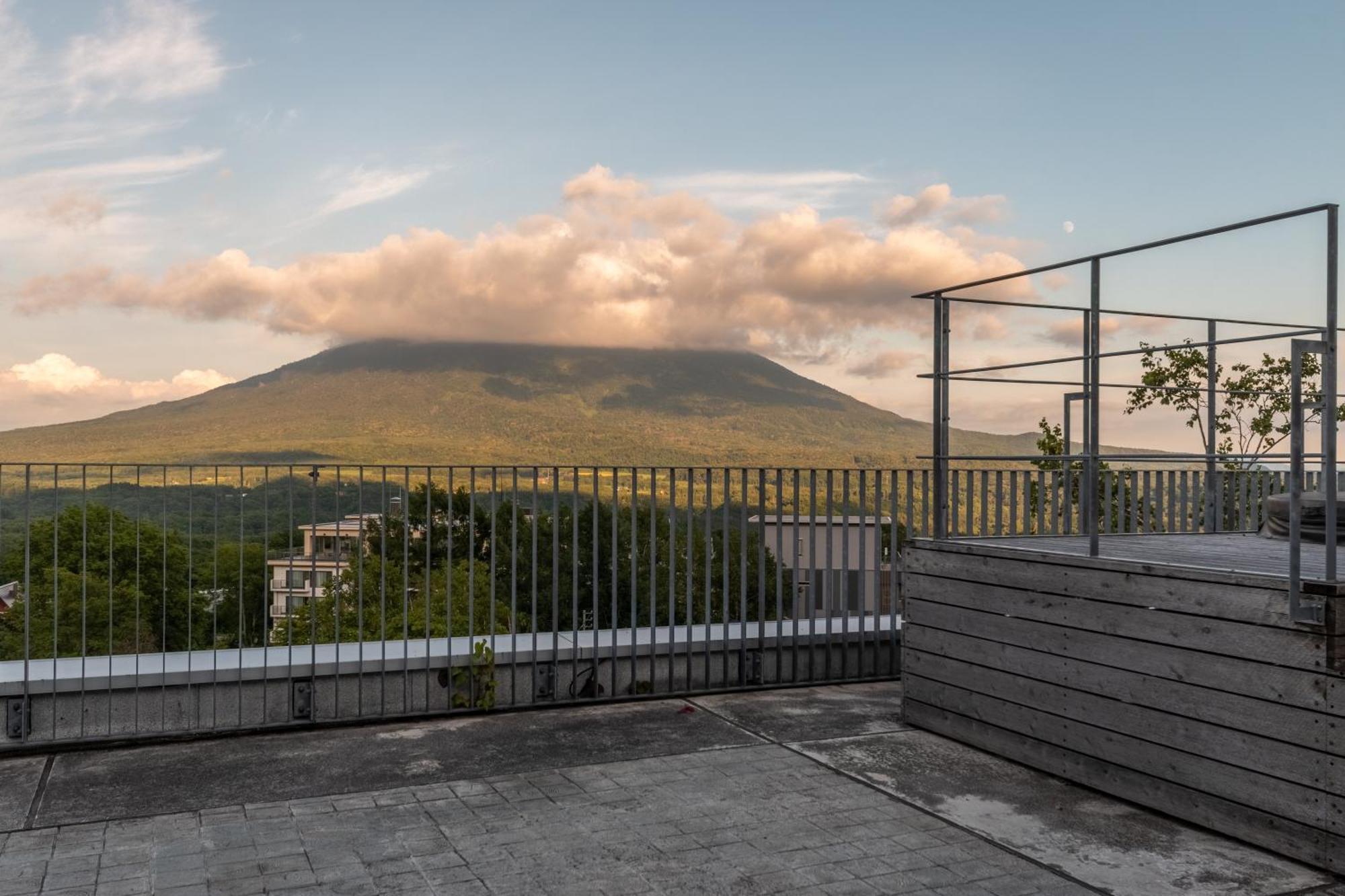 Kira Kira Suites By H2 Life คุตชาน ภายนอก รูปภาพ